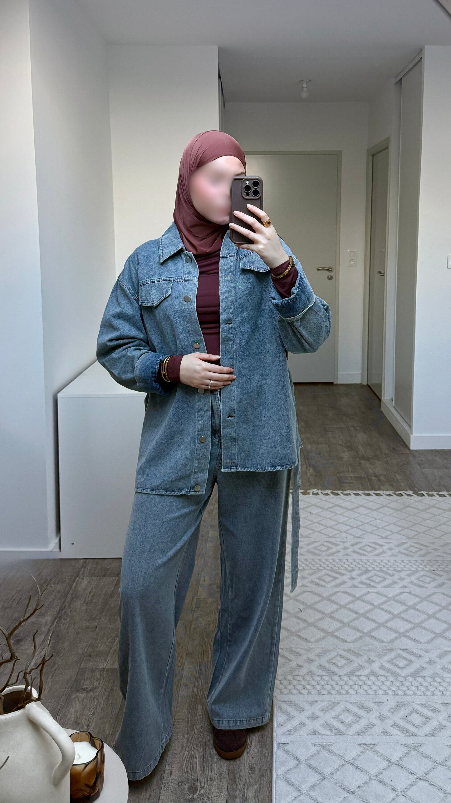 Ensemble en jean bleu ceinturé